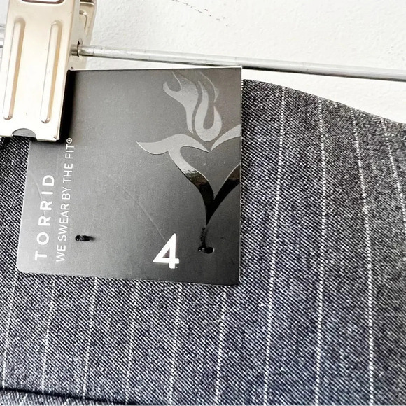 Torrid Gray Pinstripe Pixie Pants Women’s Size 4X Pullon Cropped Stretchy Pants - Picture 9 of 11